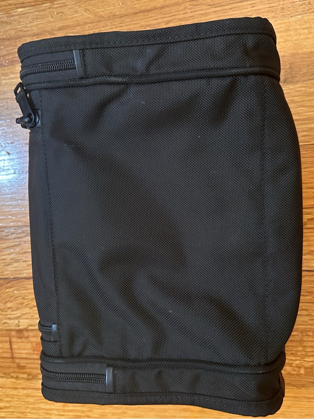 Tumi hanging travel kit with hook for hanging. - Picture 6 of 11